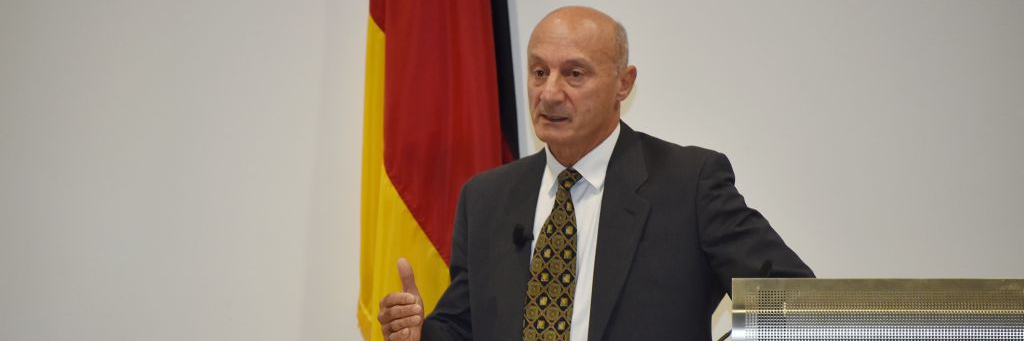 Former MC professor lectures on today’s ‘global migration crises’ in PASS 15-10