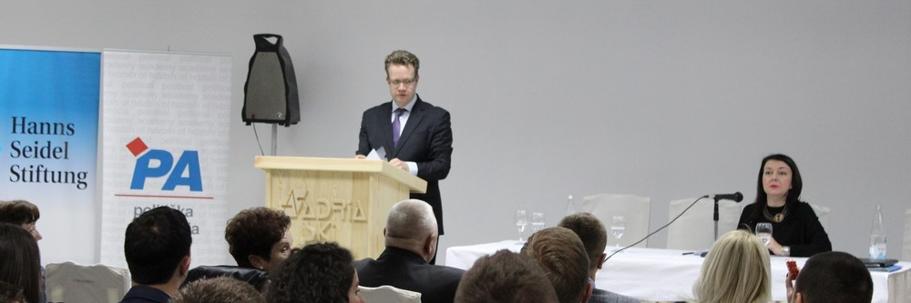 Marshall Center Lecturer Conducts Workshops for Young Politicians, Meets Bosnian Ministers
