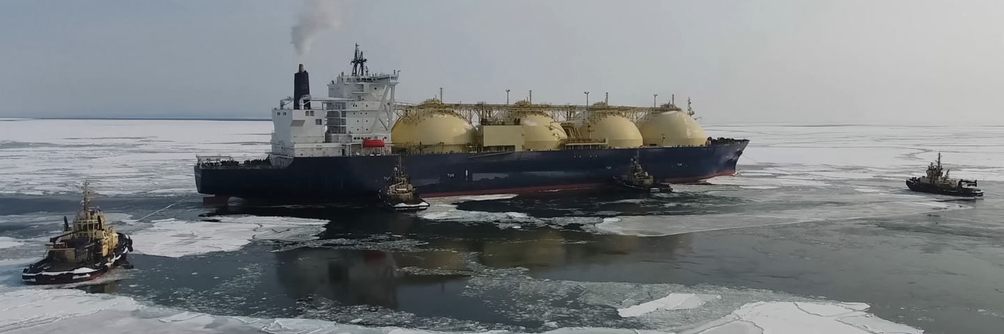 Towing liquefied gas tanker. Transportation of hydrocarbons by sea.