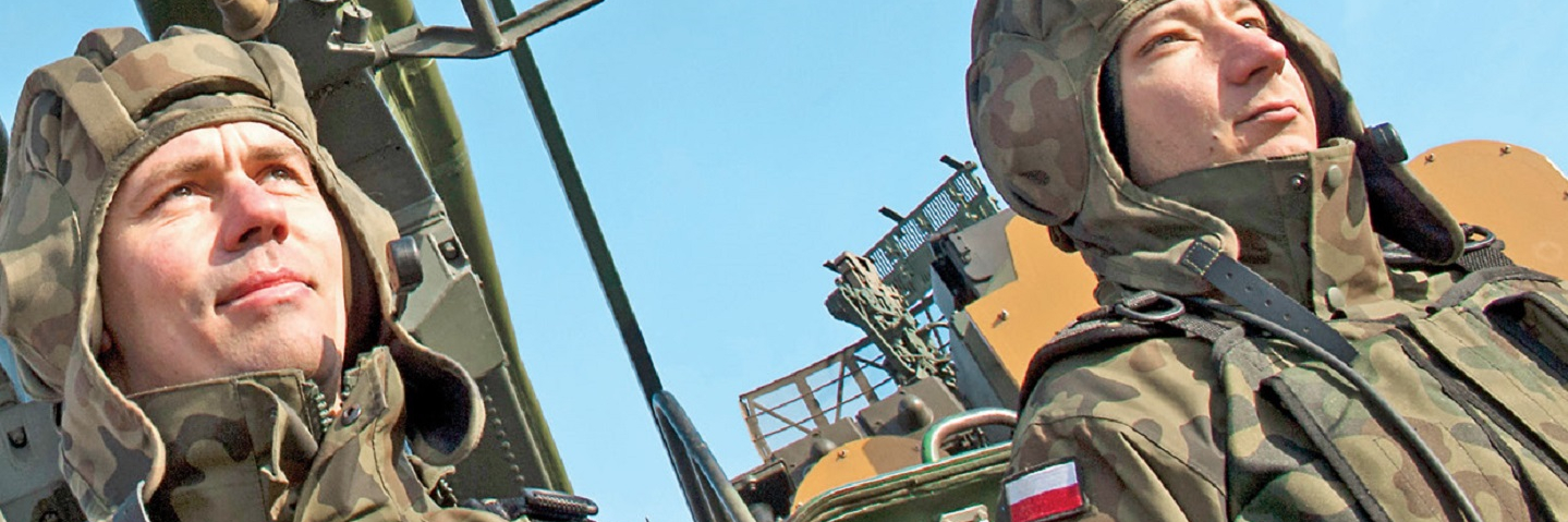 Polish and U.S. Soldiers with a large weapon