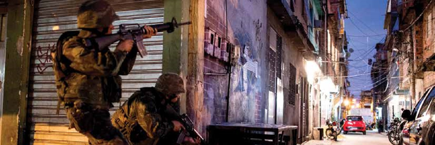Brazilian Navy troops enter the Complexo da Mare