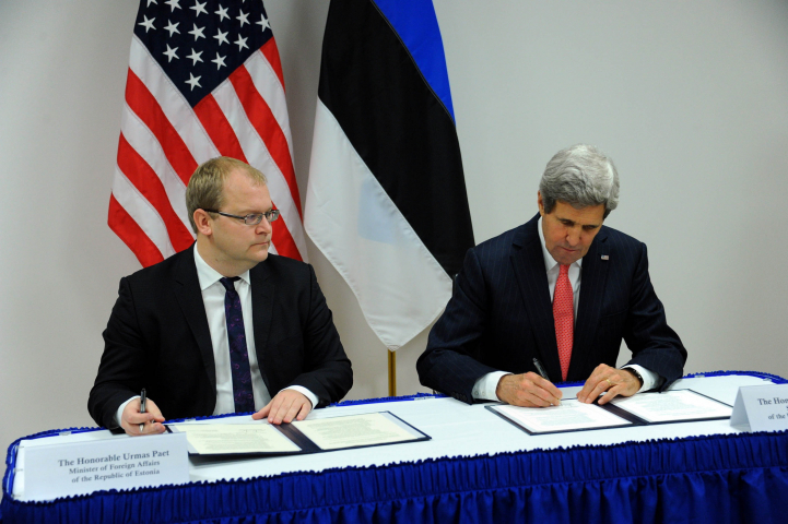 John Kerry (R) and Estonian Foreign Minister Urmas Paet