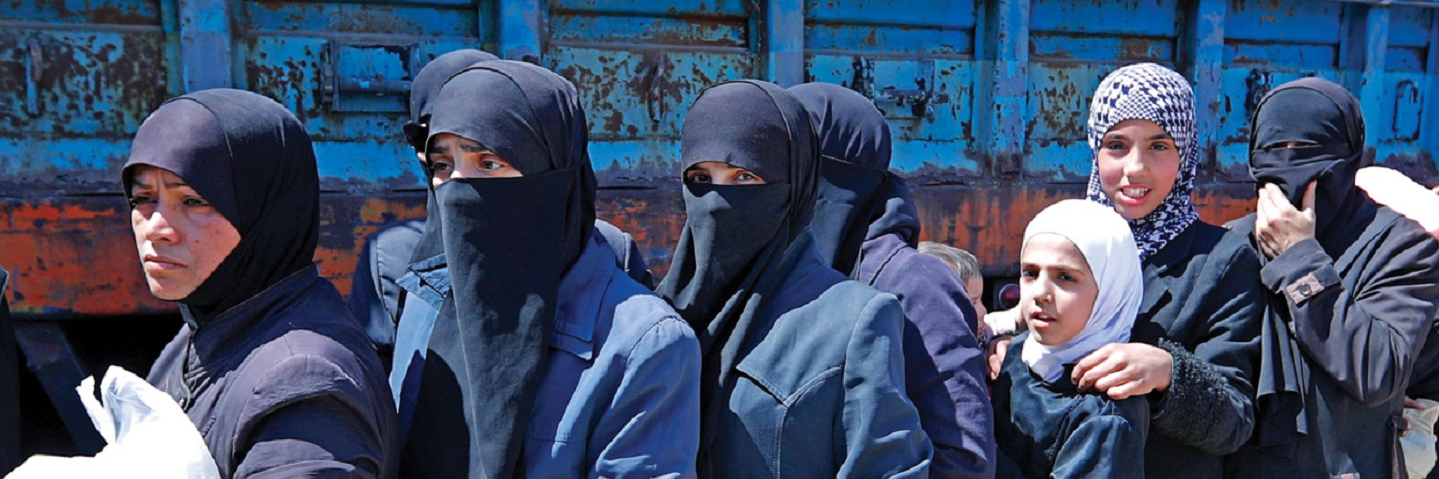 Syrian women wait for food