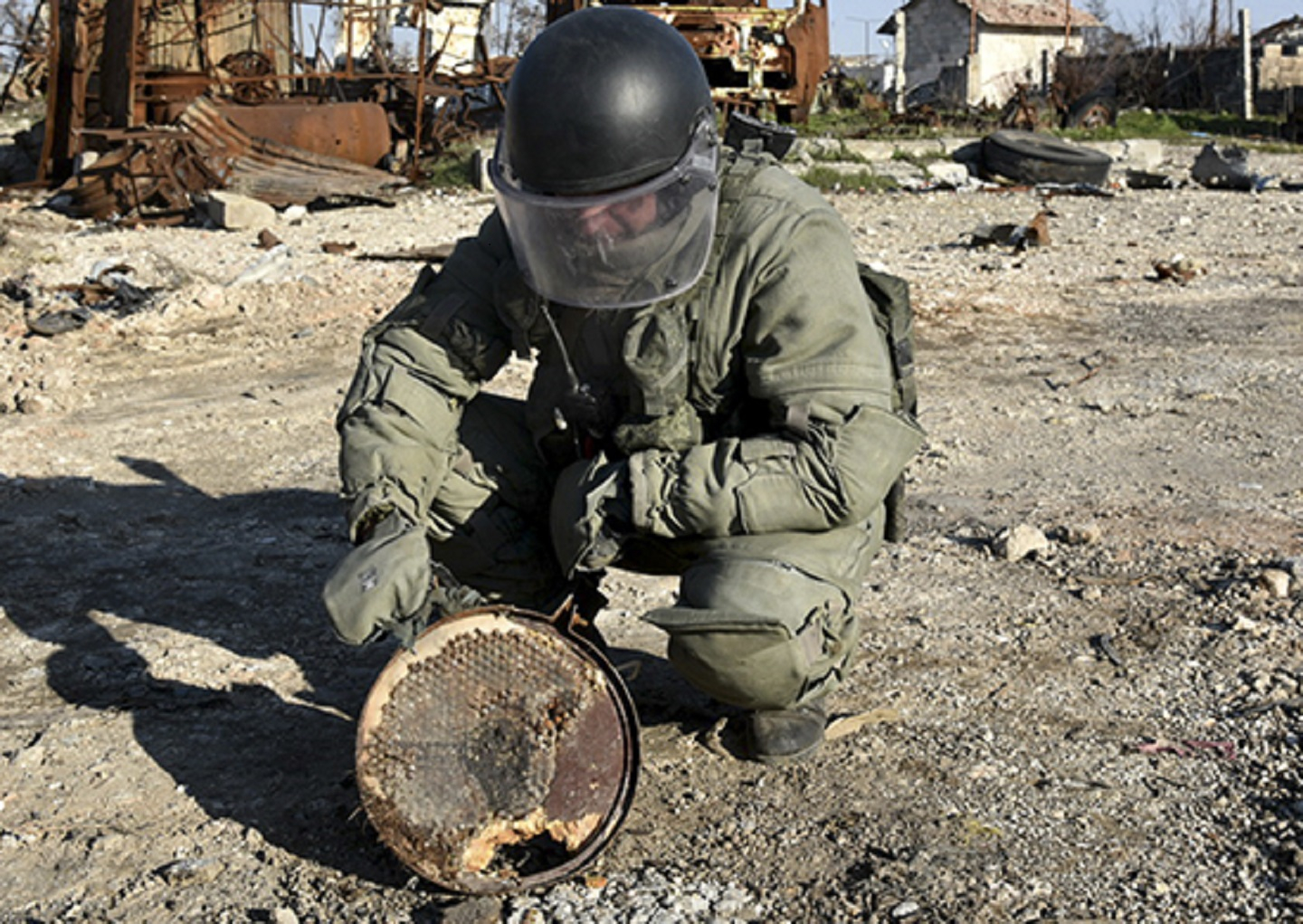 Russian International Mine Action Centre clearing up Deir ez-Zor.