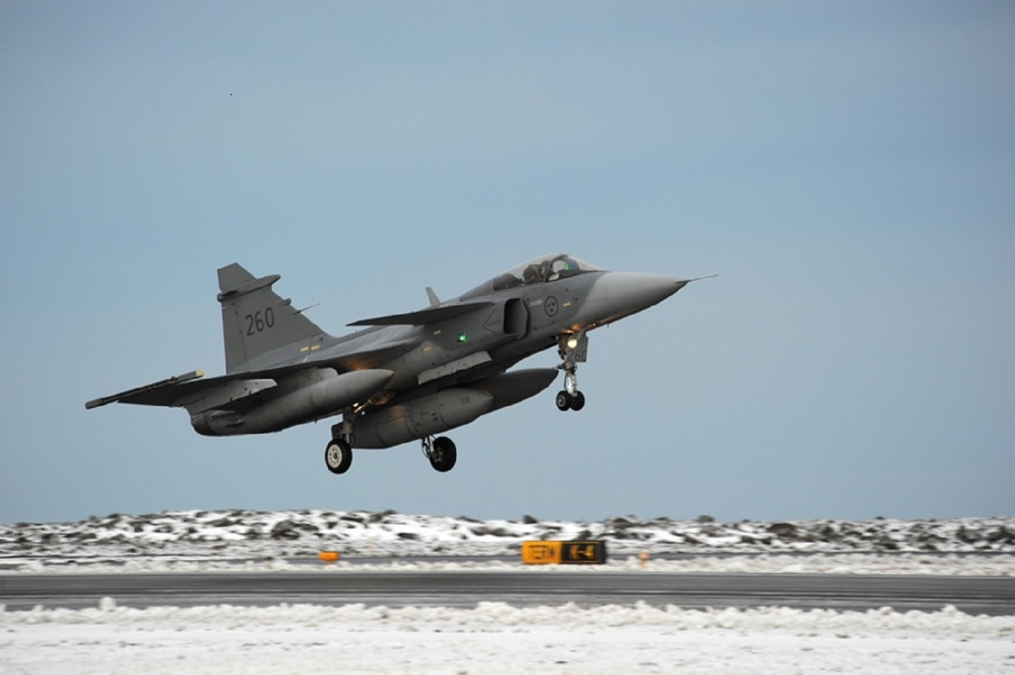 A Swedish JAS Gripen lands in Iceland