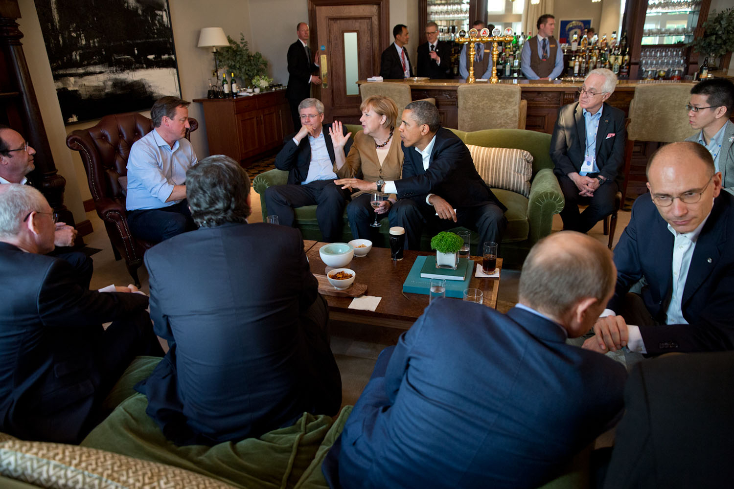 A photograph of a working dinner at the G8 summit in Enniskillen, Northern Ireland.