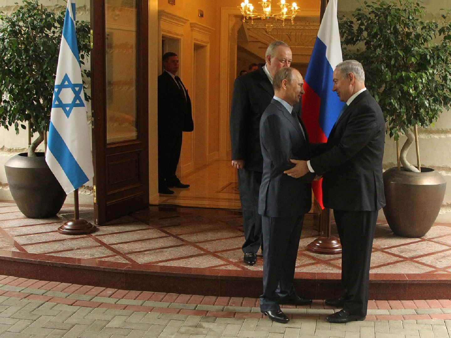 Russian President Vladimir Putin greets Israel's Prime Minister Benjamin Netanyahu at Bocharov Ruchei state residence on May 14, 2013 in Sochi, Russia. 
