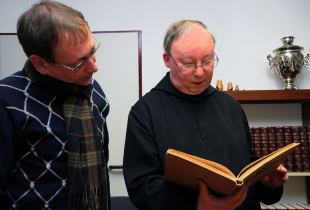 Ettal Abbey librarians visit the Marshall Center library 