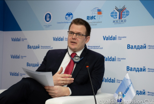 A photo of Dr. Glenn Diesen speaking at a Valdai Discussion Club event.