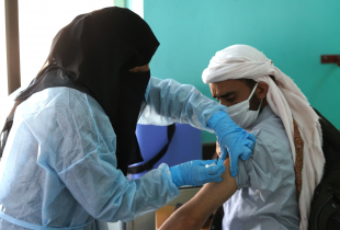 Nurse in Berka giving vax