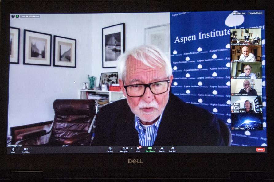 A participant of the Loisach Group participates virtually.