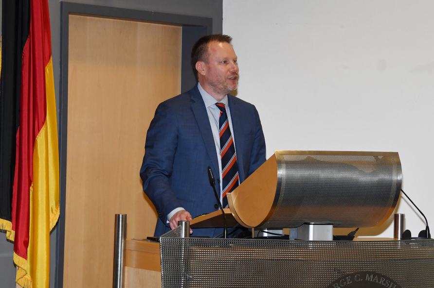 Professor Dr. Benjamin Nickels at the lectern